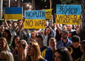 ORANG ramai berkumpul tanda protes sempena satu tahun pencerobohan Russia ke atas Ukraine, di Pantai Hallandale, Florida. -AFP