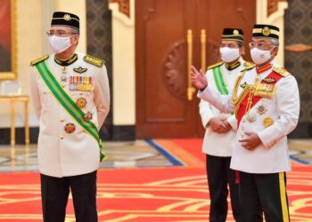 Seri Paduka Baginda Yang di-Pertuan Agong bersama  Hishammuddin Hussein di Istana Negara