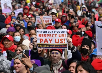 KAKITANGAN sokongan sekolah awam Los Angeles, guru dan penyokong berhimpun di luar ibu pejabat LAUSD pada Selasa lalu.-AFP