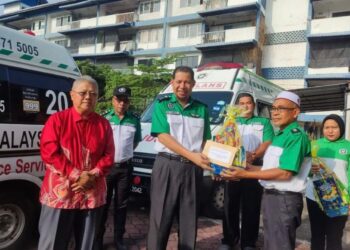 PEMERINTAH SJAM Kelantan, Kamarul Aryffin Baharuddin (dua dari kiri) menyerahkan sumbangan hamper kepada anggota SJAM semasa melancarkan perkhidmatan ambulans kecemasan di Pasir Puteh, Kelantan.