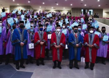 WAN ROSDY Wan Ismail (depan, tiga dari kanan) bersama sebahagian kakitangan awam latikan baharu yang menerima sijil Program Profesional Pentadbiran Awam Negeri Pahang dalam majlis konvokesyen yang pertama kali diadakan di Universiti Islam Pahang Sultan Ahmad Shah (UniPSAS), di Kuantan, Pahang. - FOTO/NORHAFIZAN ZULKIFLI