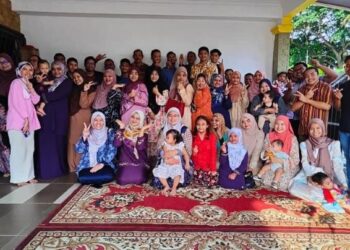 LEBIH 50 ahli keluarga Ibrahim Hashim dan Habsah Bidin mengambil gambar kenangan dalam pertemuan di Taman Bukit Rambai, Melaka.