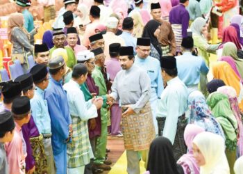 SULTAN Mizan Zainal Abidin bersalaman dengan rakyat selepas mencemar duli menghadiri majlis sambutan Maulidur Rasul di Stadium Negeri, Kuala Terengganu, Terengganu, baru-baru ini.