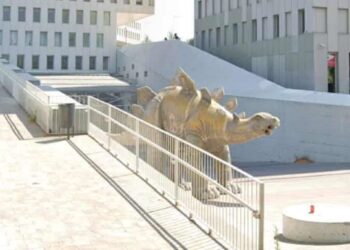 MAYAT lelaki ditemukan dalam patung dinosaur gergasi di Santa Coloma de Gramenet, Sepanyol. - AGENSI