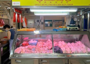 SATU daripada gerai yang menjual ayam segar di Pasar Beo Crescent di Singapura. - CNA/GRACE YEOH