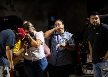 AHLI keluarga mangsa menangis di Pusat Sivik Willie de Leon susulan kejadian
tembakan rambang di Sekolah Rendah Robb di Uvalde, Texas. - AFP