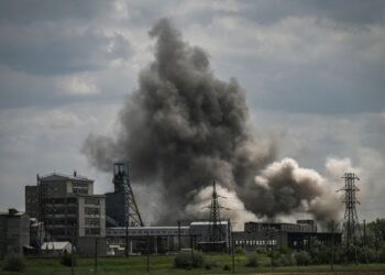 KEPULAN asap tebal kelihatan selepas serangan dilancarkan terhadap sebuah kilang di bandar Soledar di wilayah Donbas, timur Ukraine. - AFP