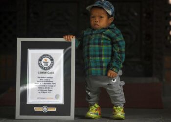 DOR Bahadur Khapangi dinobatkan sebagai remaja lelaki paling pendek di dunia. - AFP