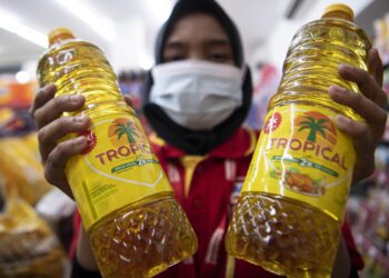 INDONESIA mengalami kekurangan bekalan dan kenaikan harga minyak goreng sejak hujung tahun lalu. - AGENSI
