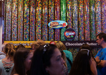 KEDAI menjual coklat M&M di Times Square di New York. - AFP