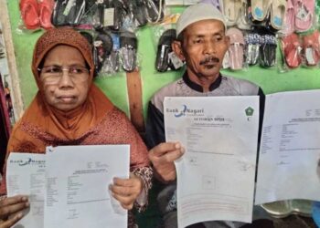 ANWAR Chan dan isterinya menunjukkan dokumen haji yang diberikan kerajaan Indonesia. - AGENSI