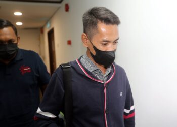 BURHANUDDIN Ismi Adam (kanan) dan Muhamad Hamri Ayob didakwa di Mahkamah Sesyen Ipoh kerana meminta rasuah dan bersubahat lepaskan kes khalwat.