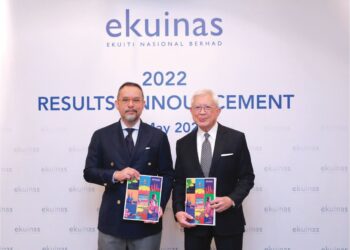 RAJA Arshad Tun Uda (kanan) dan Syed Yasir Arafat Syed Abd. Kadir menunjukkan buku laporan prestasi syarikat-syarikat portfolio Ekuinas.