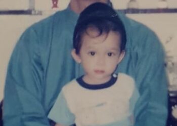 PENULIS ketika berusia dua tahun pada 2005 duduk di atas ribaan bapanya.