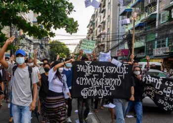 PENUNJUK perasaan mengambil bahagian demonstrasi menentang rampasan kuasa tentera di Yangon pada November tahun lalu. - AFP