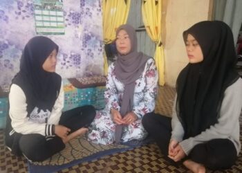 ENGKU Faridah Engku Man (tengah) bersama Dewi Healen Fiona Syarina Rusman (kiri) dan Putri Balqis Sabrina Syakila (kanan) di rumah mereka di Kampung Tapah, Hulu Terengganu. - UTUSAN/NOOR HAYATI MAMAT