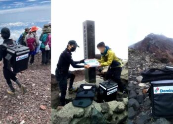 SEORANG lelaki menghantar piza yang dipesan pelanggan di puncak Gunung Fuji.-TWITTER