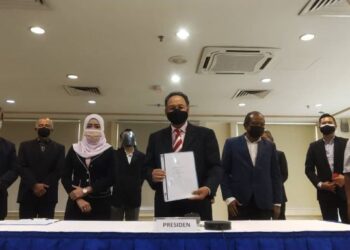ROZALI Ismail (tengah) menunjukkan dokumen Perjanjian Hapus Hutang Peneroka yang diedarkan kepada mereka pada Julai lalu dalam sidang akhbar selepas mengadakan mesyuarat Majlis Tertinggi GWGF di Shah Alam hari ini.