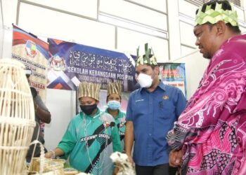 RADZI Jidin (tengah) melawat pameran pada program Wacana Bersama Komuniti Orang Asli di Pusat Pentadbiran dan Pusat Komersial Orang Asli (OAOSC) di Sungai Siput hari ini. - UTUSAN/MUHAMAD NAZREEN SYAH MUSTHAFA