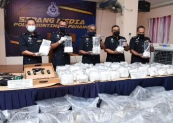 RAMLI Mohamed Yoosuf (tengah) menunjukkan sebahagian rampasan dadah jenis syabu seberat 841.06 kilogram sekali gus menumpaskan satu sindiket dadah dipercayai antara yang terbesar negara. -  UTUSAN/NORHAFIZAN ZULKIFLI