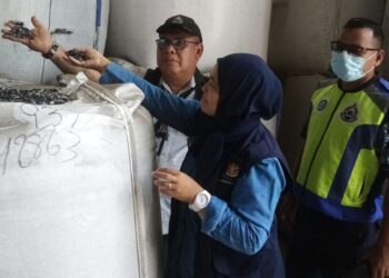 ELYA Marini Darmin memeriksa bahan buangan kitar semula yang diproses kilang tersebut dekat Jalan Telok Gong di Klang, Selangor, hari ini. - UTUSAN / MOHAMAD NAUFAL MOHAMAD IDRIS
