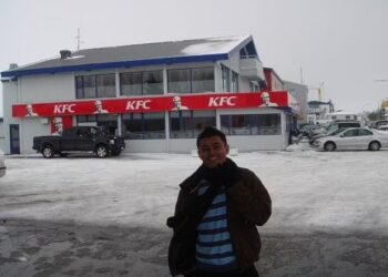 KAMLESH Mistry bergambar di luar restoran KFC di Reykjavik di Iceland. - AGENSI