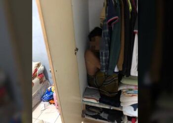 SEORANG lelaki warga asing ditemui cuba bersembunyi dalam almari bagi mengelakkan daripada dikesan  Jabatan Imigresen dalam satu serbuan di Kampung Sungai Kayu Ara di Petaling Jaya, Selangor.
