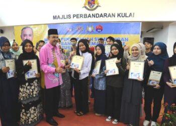 MOHD. JAFNI MD. SHUKOR (tiga dari kiri) meninjau di kawasan yang sering dilanda banjir kilat di Tebrau, Johor Bahru.