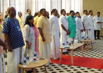 M. SARAVANAN (tengah) merasmikan Majlis Kepimpinan dan Pengurusan Kuil Hindu Era Kecemerlangan di Iskandar Puteri.