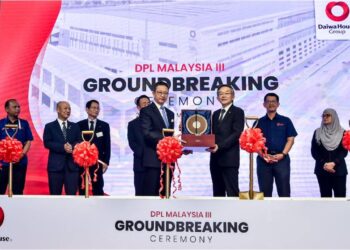 URAKAWA (depan, kanan) menyampaikan cenderamata kepada Chang Kim (depan, kiri) pada majlis pecah tanah DPL Malaysia III di Shah Alam, baru-baru ini.