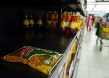PERUNTUKAN bagi subsidi minyak masak berpeket pada tahun ini ialah RM4 bilion. – UTUSAN/MUHAMAD IQBAL ROSLI