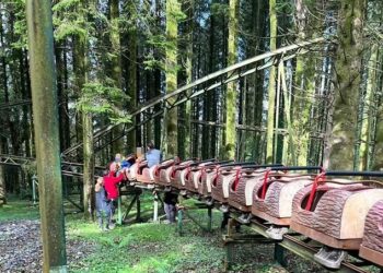 PENUMPANG kanak-kanak diturunkan dari roller coaster yang tergelincir di Taman Tema Oakwood di Wales semalam.