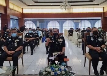 Mazlan Lazim (tengah) bercakap dalam sidang akhbar  di Kuching, hari ini.