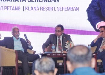 MOHAMMAD Salim Sundar Abdullah (kiri) ketika menyampaikan ceramah pada Seminar Bebas Rasuah, Integriti dan Tadbir Urus Terbaik Pihak Berkuasa Tempatan 2022 serta Pelancaran Buku Pelan Anti Rasuah Organisasi (OACP) Majlis Bandaraya Seremban di Seremban hari ini.-UTUSAN/MOHD. SHAHJEHAN MAAMIN.