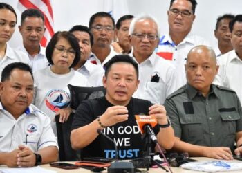 DARELL Leiking (tengah) bersama Setiausaha Agung Warisan, Datuk Loretto S. Padua (kanan) semasa sidang akhbar di Kota Kinabalu hari ini.
