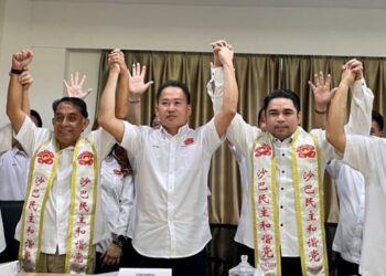 PETER Anthony (tengah) bersama calon-calon parti KDM, Jumardie Lukman (dua kanan), Amat Md Yusof (dua kiri) dalam sidang akhbar di Kota Kinabalu hari ini