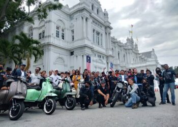 NUR Shafarina Mhd. Hidzir (tengah, berbaju kuning) bersama peserta konvoi One Culture di Padang Kota Lama, George Town, Pulau Pinang baru-baru ini.