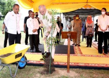 SULTAN Nazrin Muizzuddin Shah menanam pokok pada sambutan Hari Hutan Antarabangsa Peringkat Negeri Perak di The Treasure@ Taman Herba di Gopeng hari ini. - UTUSAN/MUHAMAD NAZREEN SYAH MUSTHAFA