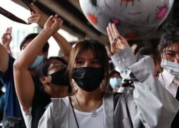 THAILAND menghidupkan semula undang-undang kontroversi yang melarang rakyatnya mengutuk keluarga diraja dalam percubaan mengekang protes anti kerajaan. - AGENSI