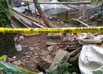 LOKASI mayat seorang kanak-kanak perempuan ditemukan di dalam guni di belakang masjid di Pacet, Bandung. - AGENSI