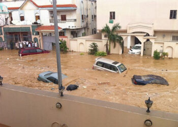 SEJUMLAH kenderaan dihanyutkan banjir di Jeddah, Arab Saudi. - AGENSI