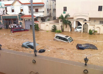 SEJUMLAH kenderaan dihanyutkan banjir di Jeddah, Arab Saudi. - AGENSI