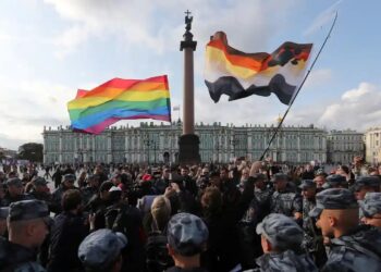 RUSSIA melarang sebarang aktiviti propaganda melibatkan golongan LGBT menerusi undang-undang baharu yang bakal ditandatangani tidak lama lagi.-AGENSI