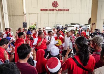 PESERTA Himpunan Solidariti Menyokong Institusi Presiden UMNO membaca Ikrar Sumpah Melayu diketuai Zein Isma Ismail (tengah) di Menara Dato’ Onn, Kuala Lumpur, semalam. - UTUSAN/MUHAMAD IQBAL ROSLI
