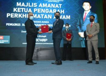MOHD. Khairul Adib (dua, dari kiri) bersama Razali (kanan) menyerahkan sijil bersara wajib kepada Mohd. Nor Mohd. Yusof dari Pejabat Setiausaha Kerajaan Negeri Sembilan pada Majlis Amanat Ketua Pengarah Perkhidmatan Awam kepada Pengurus Sumber Manusia Negeri Sembilan di Wisma Negeri, Seremban hari ini.-UTUSAN/ZAKKINA WATI AHMAD TARMIZI.