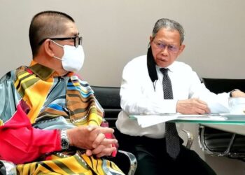 MAXIMUS Ongkili bersama Mustapha Mohamed semasa mempengerusikan mesyuarat pertama Pasukan Petugas Bersama di Kuala Lumpur hari ini.