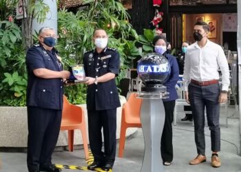 IDRIS Abdullah (kiri) menyampaikan sijil penghargaan kepada Victor Sanjos (dua kiri) sambil disaksikan oleh tetamu jemputan yang lain