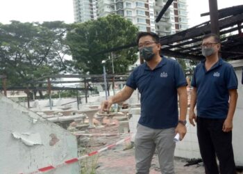 HNG CHEE Wey (kiri) ketika meninjau tapak asal Medan Selera Mutiara di Tanjung Bungah, Pulau Pinang yang musnah dalam kebakaran tahun lalu.