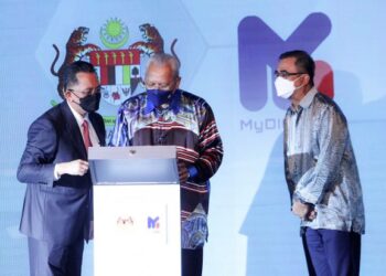 ANNUAR Musa (tengah) ketika merasmikan MyDIGITAL.KKMM Program Promosi Jalur Lebar 2021 di Kementerian Komunikasi dan Multimedia Malaysia (KKMM), Putrajaya. -UTUSAN/ FAISOL MUSTAFA