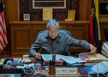 SELAIN menulis, Dr. Mahathir Mohamad ialah seorang yang gemar membaca buku-buku fiksyen serta bukan fiksyen.
